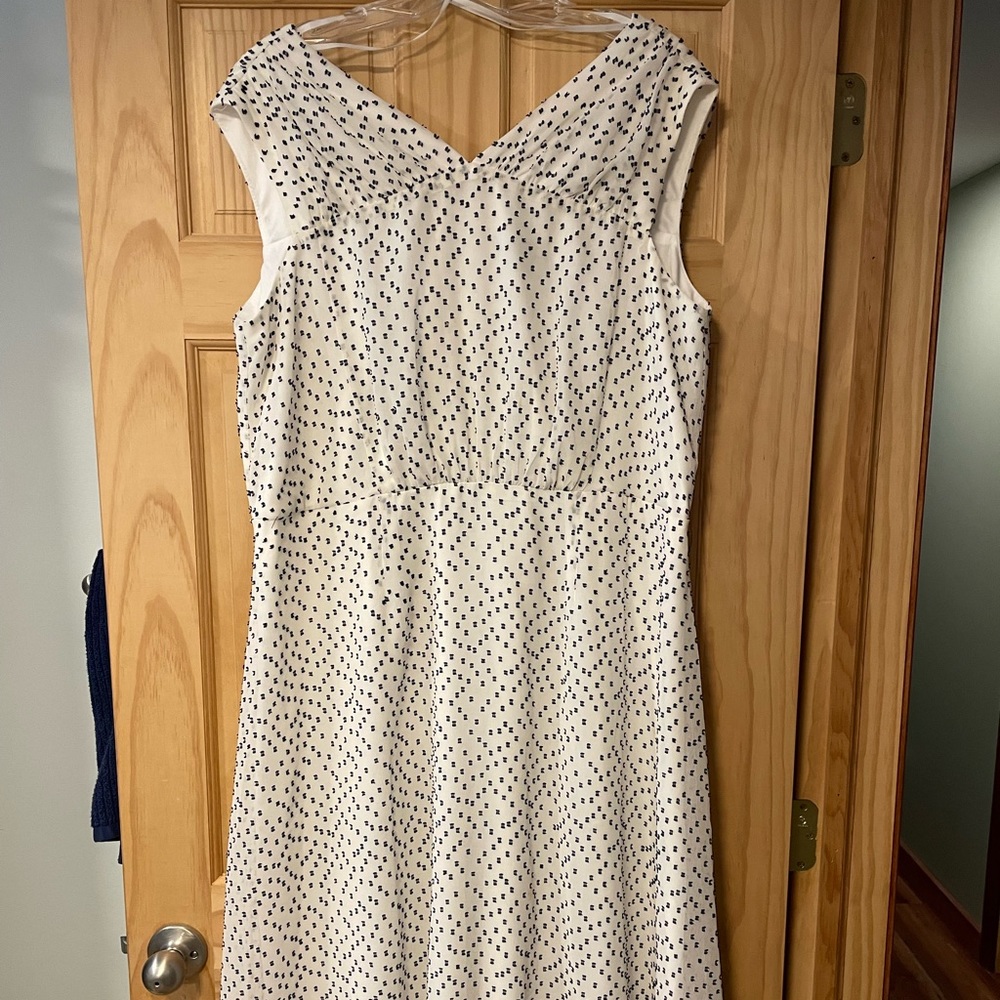 Maggy London Woman size 16W white with dark navy flecks